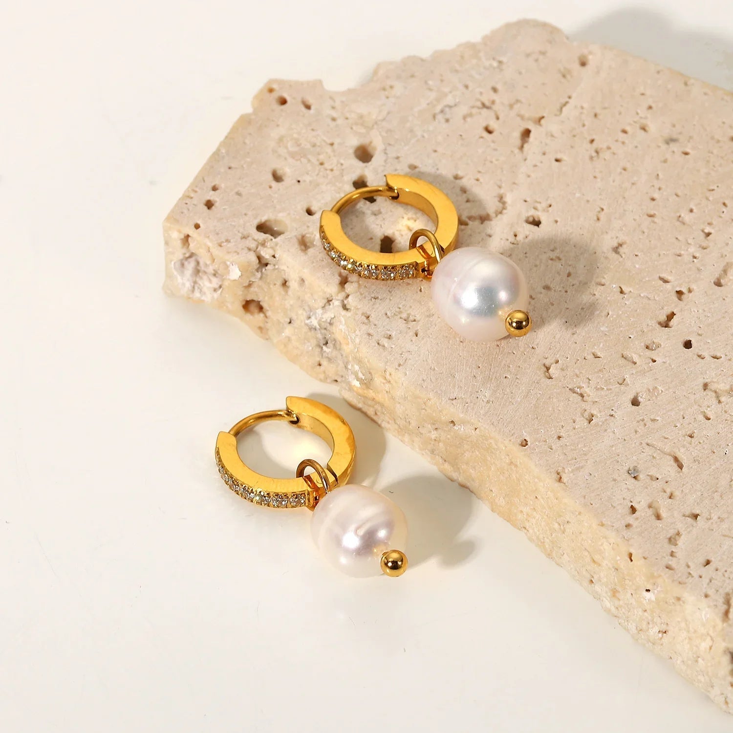 Sara Pearl Earrings